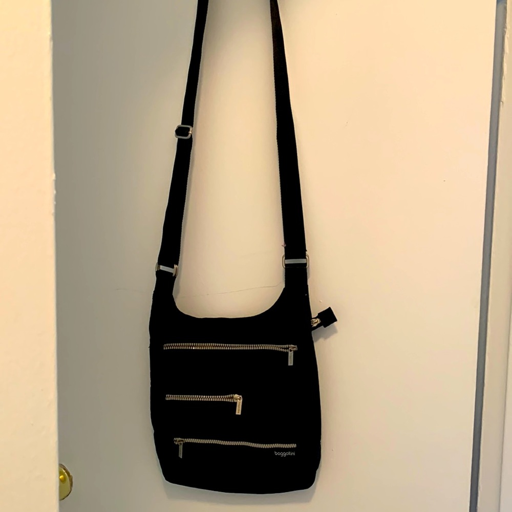 Super lightweight crossbody. Perfect travel bag. Many compartments easy access